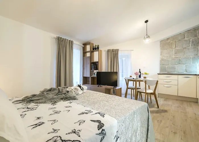 Studio Apartments Petar In Old Part Of Town